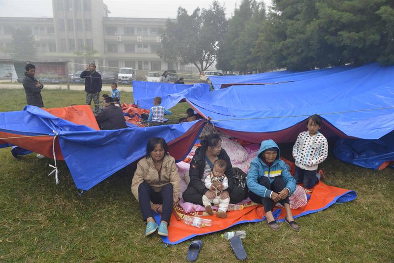  Damnificados se refugian en un albergue temporal tras terremoto de 6,6 de magnitud. (Foto: EFE)