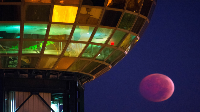 La luna se pintó de colores para alumbrar a la Tierra. (Foto: AFP). 