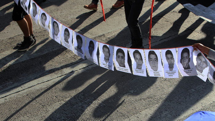 Los familiares cargaron hileras de fotos de los estudiantes desaparecidos. EFE