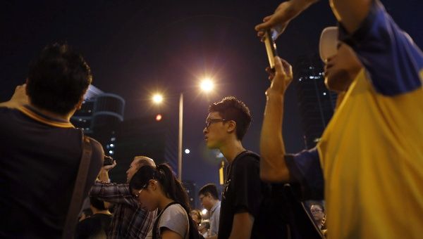 Calles de Hong Kong siguen tomadas por manifestantes