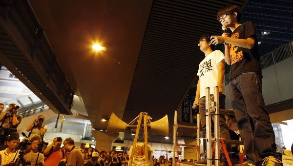 Calles de Hong Kong siguen tomadas por manifestantes