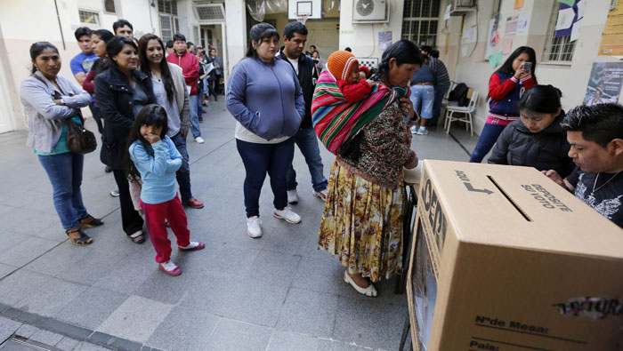 Más de 200 mil votantes bolivianos están habilitados para votar en 33 países. (Foto: Reuters)