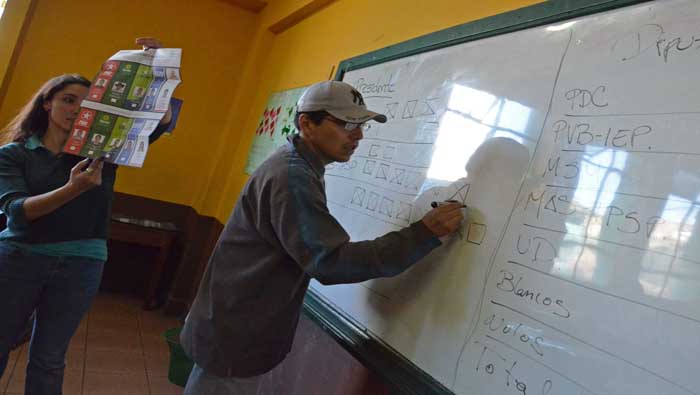 En Bolivia el conteo de votos transcurre con tranquilidad (Foto: ABI)