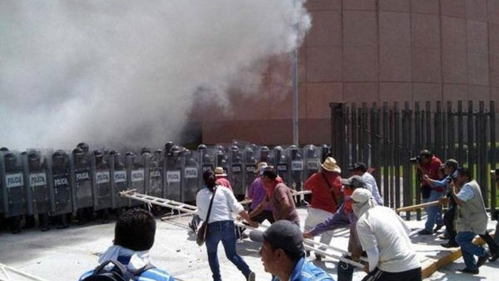 Durante las manofestaciones se registraron daños contra la sede del Ejecutivo de Guerrero (Cuartoscuro)
