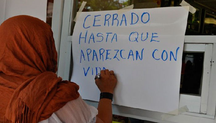 Estudiantes exigen a la aparición de los normalistas en radiodifusoras (Foto:LaJornada)