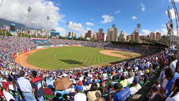 El estadio universitario de Caracas celebró el primero de los eternos rivales (Foto: @Leones_del_Ccs )