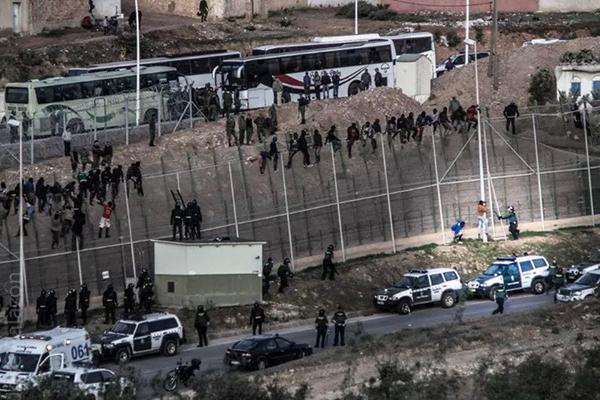 Unas 200 personas protagonizaron un salto este miércoles la valla fronteriza de Melilla, en el segundo intento de ingreso masivo a esa ciudad española. (Foto: @SRodrigoteleSUR)