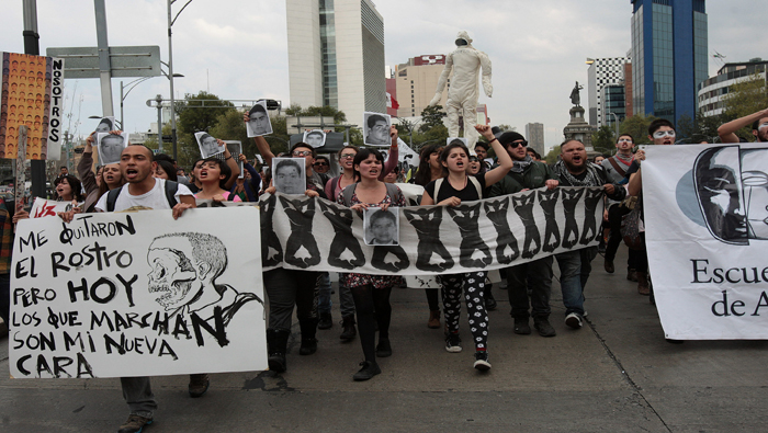 En diferentes partes de México se realizan protestas por la desaparición de los estudiantes normalistas (Foto: EFE)