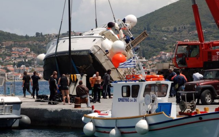 Los migrantes fueron rescatados con un barco 