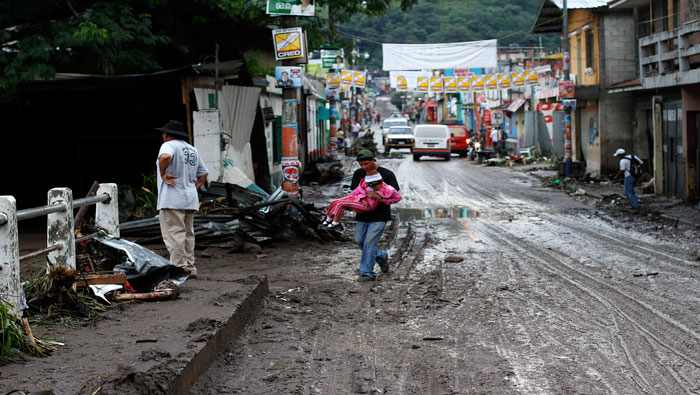 Tres muertos y tres desaparecidos por deslizamiento en Guatemala