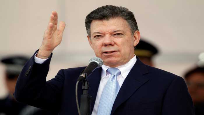 El presidente Santos rechaza las críticas de Uribe contra el proceso de negociación por la paz (Archivo)