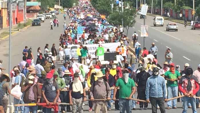 Miles se unieron para exigir el retorno de los 43 normalistas desaparecidos. (Foto: @RaymundoteleSUR)