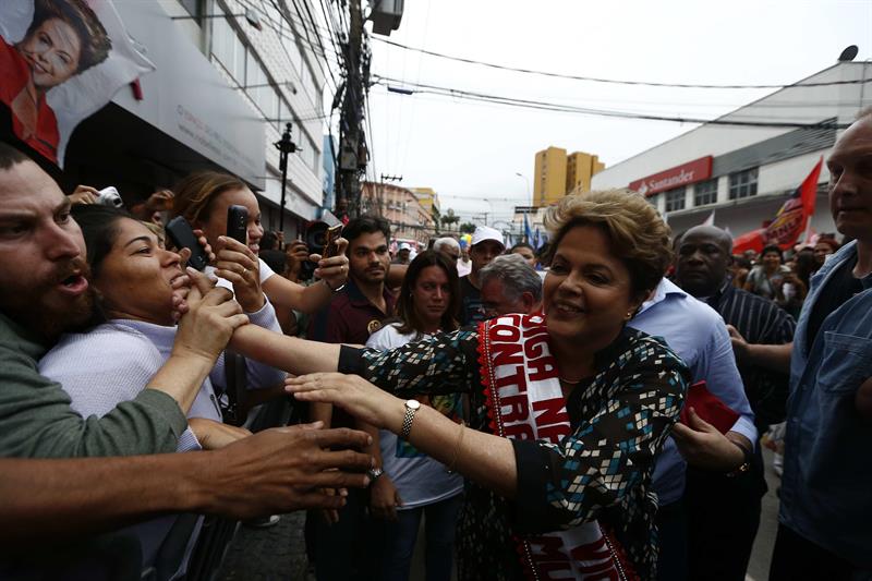 La presidenta de Brasil y candidata a la reelección Dilma Rousseff (c) saluda a seguidores durante acto de campaña en Duque de Caixas. (Foto: EFE)