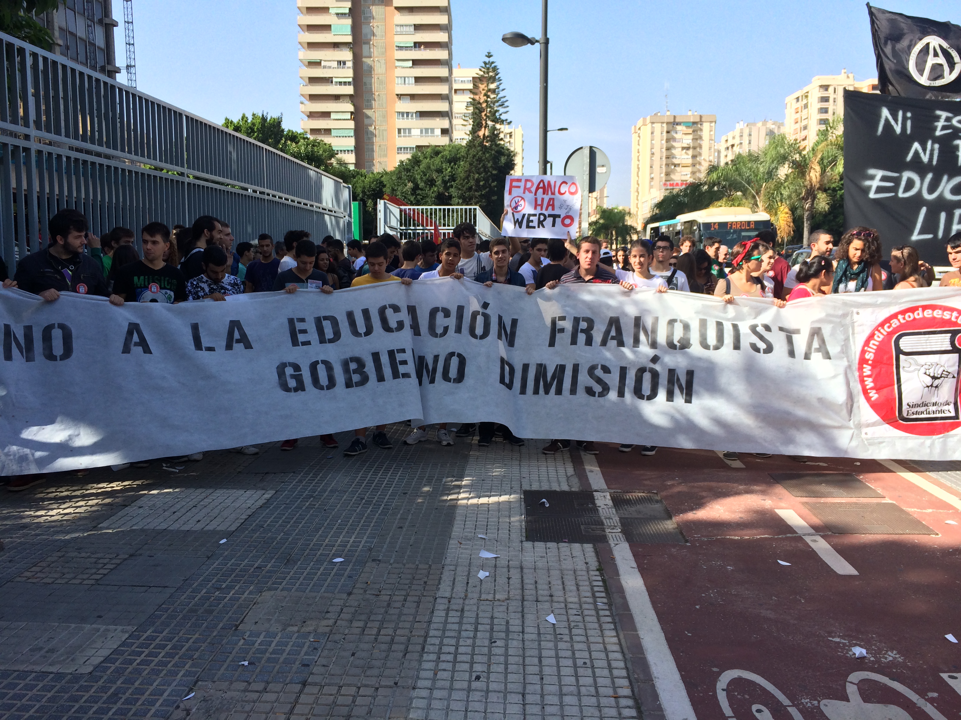 Los estudiantes protestan contra la política educativa del Gobierno.