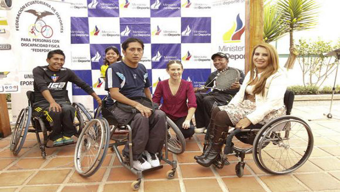La ministra de Deporte de Ecuador, Cecilia Vaca Jones (centro) compartió con parte del equipo nacional de tenis en sillas de ruedas. (Foto: Ministerio de Deporte)