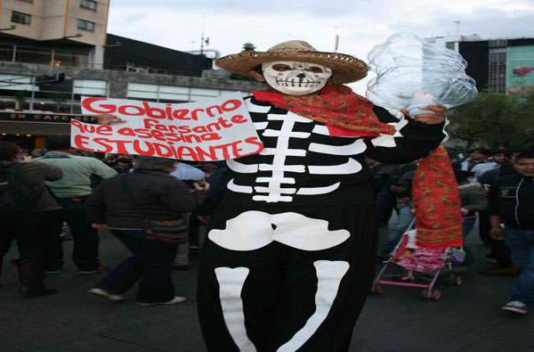 Con figuras alusivas a la muerte los manifestantes piden justicia (Foto: Iván P. Moreno)