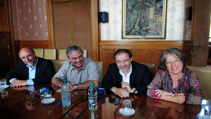 Los representantes de los partidos también se reunieron antes de iniciar las campañas electorales para acordar un clima de convivencia (Foto: El País)