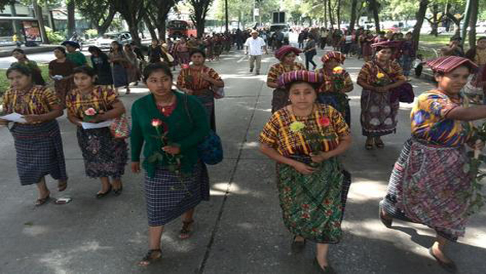 El procurador Duque, se comprometió con los pobladores a realizar nuevas visitas a San Juan Sacatepéquez. (Foto: Prensa Libre)