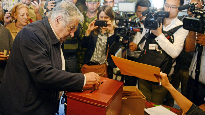 Mujica fue uno de los primeros en sufragar poco de después de que abrieran los centros. (Foto: EFE)