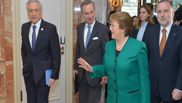 Bachelet asistió a la Conferencia Empresarial de la Tercera Sesión del Foro chileno-alemán de Minería y Recursos Naturales Minerales en Berlín, capital alemana; donde comentó la política económica de su gobierno (Bio Bio)
