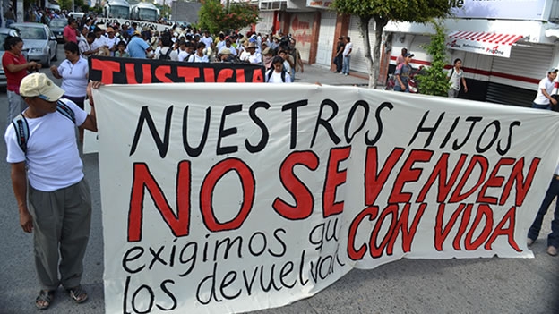 Van 35 días de la desaparición de 43 normalistas de Ayotzinapa, Guerrero.