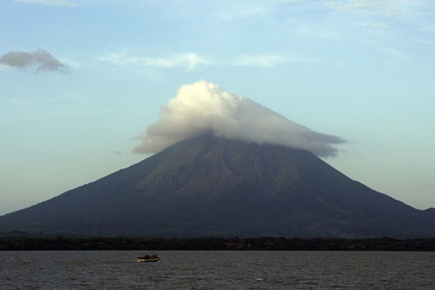 El Volcán Concepción situado en la isla de Ometepe del lago Cocibolca, al sur de Nicaragua, entró el viernes en actividad.