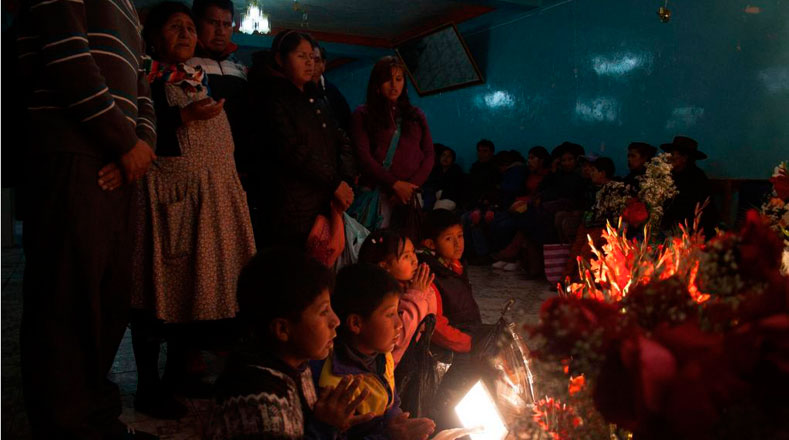 En Bolivia se celebra el "Día De Todos Los Santos", acá se ven personas en casa de un ser querido fallecido, en Potosí. (Foto: Xinhua)