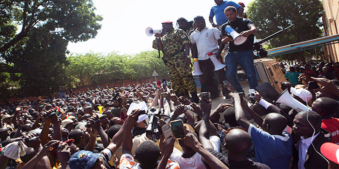 Un levantamiento popular obligó al mandatario de Burkina Faso, Blaise Compaoré, a dejar su cargo tras 27 años en el poder. (Foto: Latercera)