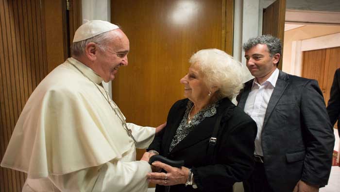 El Papa Francisco invitó a Estela de Carlotto al Vaticano tras conocer la noticia de que había recuperado a su nieto perdido en la dictadura