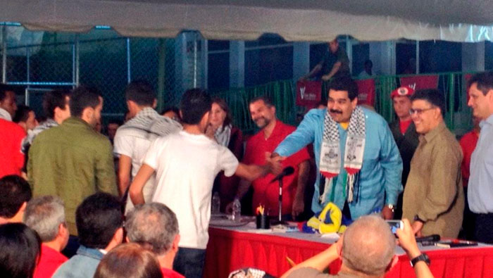 Maduro se reúne con los jóvenes palestinos que estudiarán en Venezuela