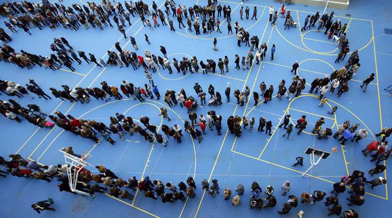 Miles de personas en colas para votar, aunque la consulta no sea vinculante, por decisión del Tribunal Constitucional español.