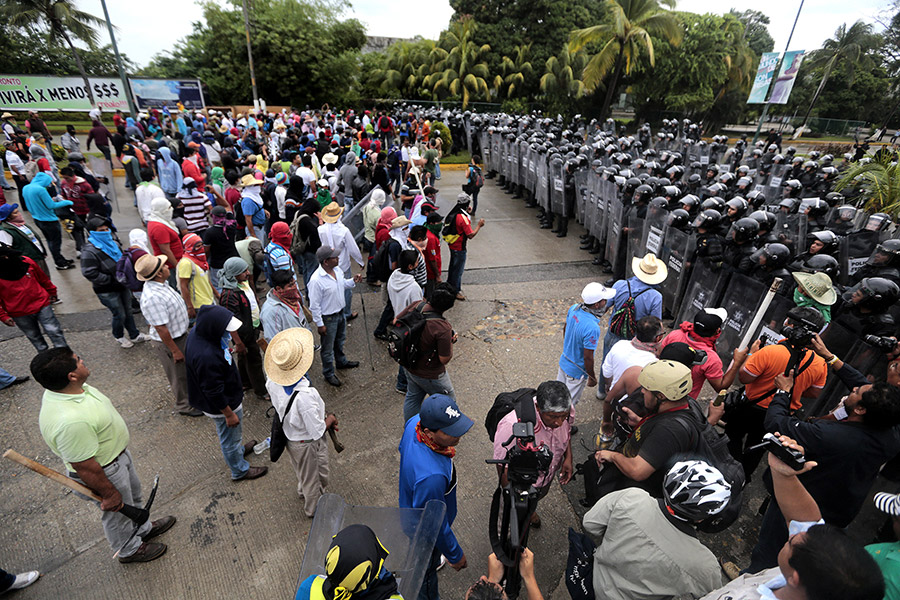 Los normalistas mantendrán bloqueado el aeropuerto por 3 horas. (Foto: AFP)