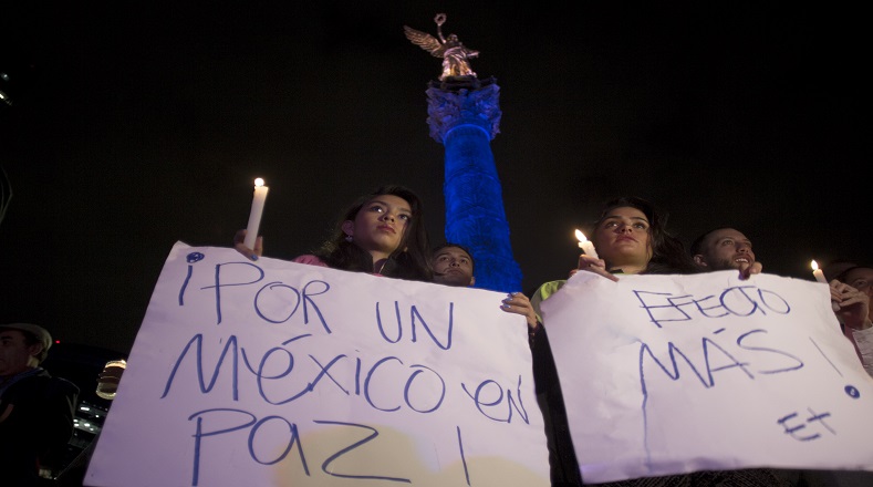 En el Ángel de la Independencia se hicieron sentir los manifestantes con la velada nocturna por Ayotzinapa. 