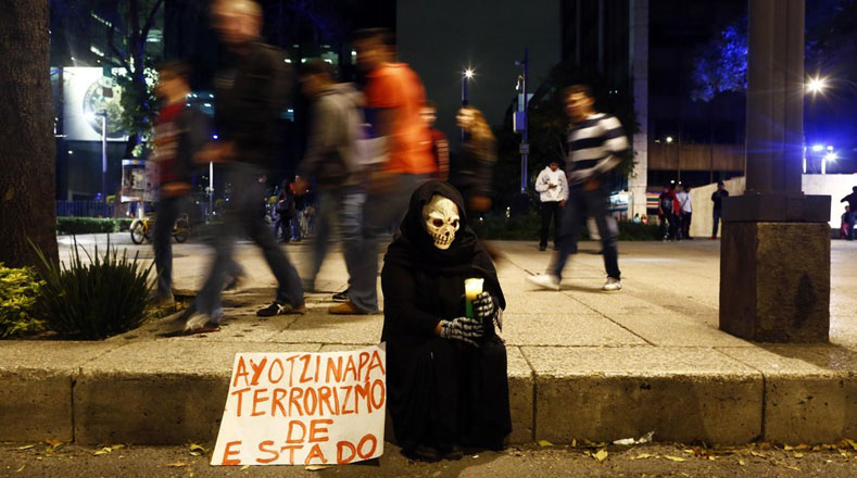 "Ayotzinapa terrorismo de Estado" dice una pancarta.