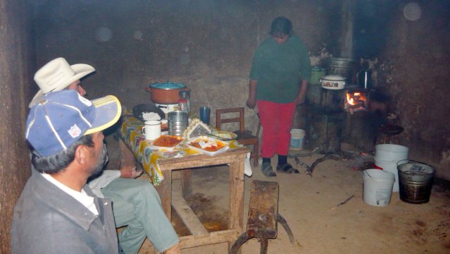 La utilización del carbón para cocinar es una de las principales causas de muerte por contaminación dentro de los hogares. (Foto: Archivo)