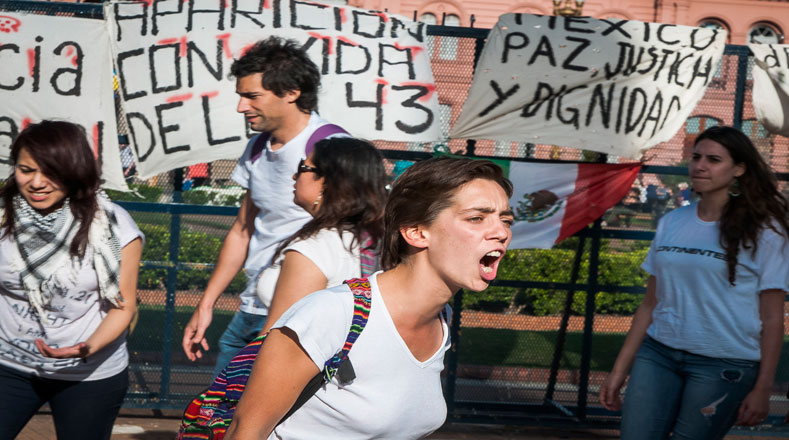 Los manifestantes gritaban ¡Justicia para Ayotzinapa!