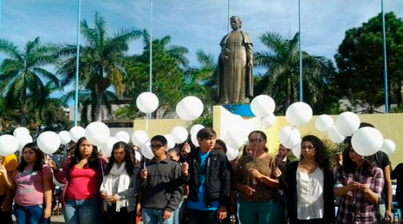 En Honduras alzaron globos blancos para exigir justicia