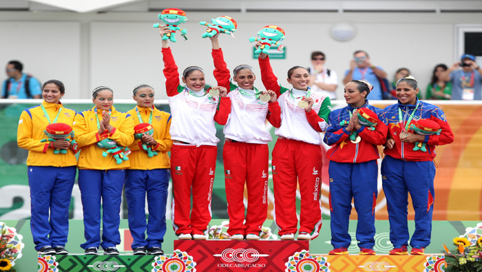 El equipo de nado sincronizado de México (centro) ganó el oro, mientras que Colombia obtuvo plata y Venezuela el bronce (Foto: EFE)