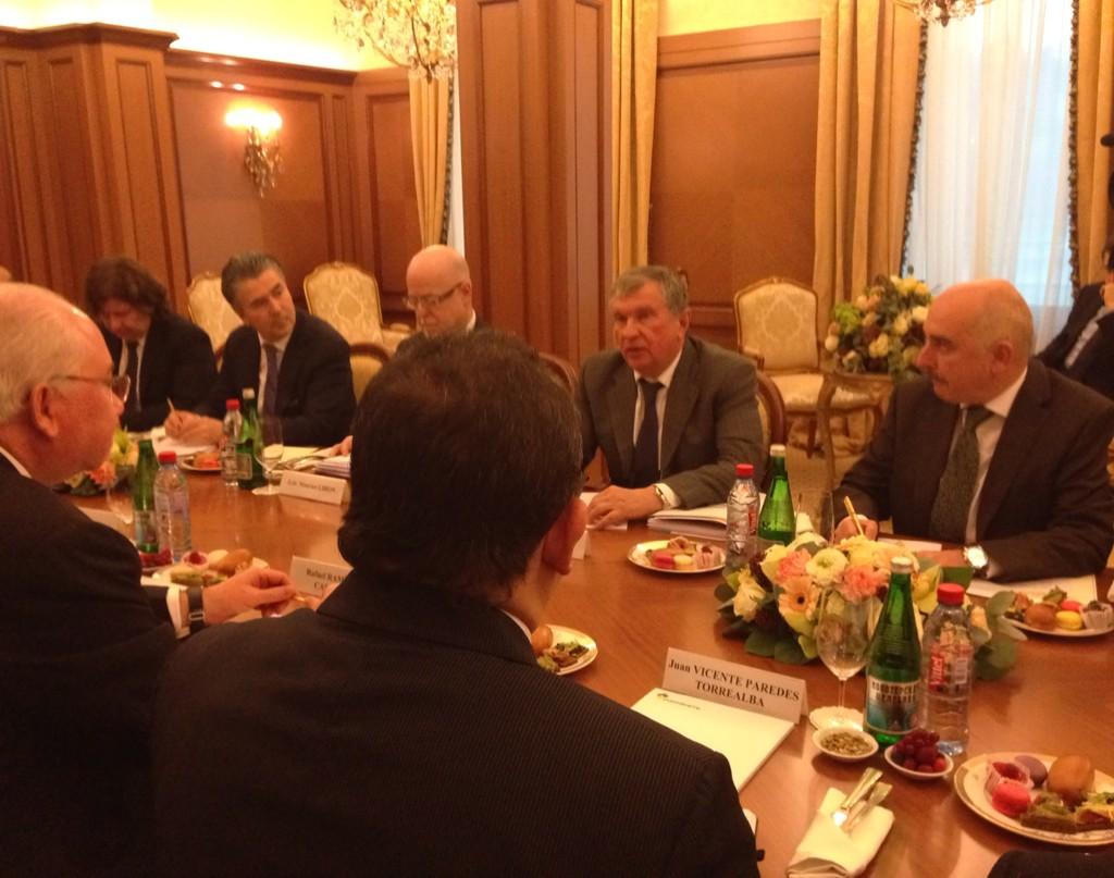 Los presidentes de las petroleras rusa y el canciller venezolano sostuvieron un encuentro este lunes en Moscú. (Foto: teleSUR)