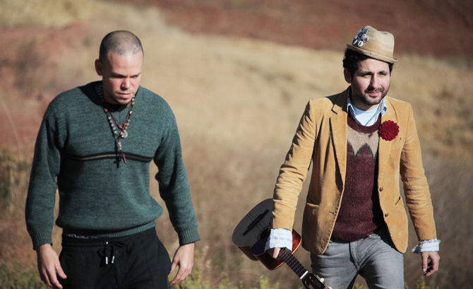Calle 13 es una agrupación de rap-rock y rap-fusión integrada por René Pérez (Residente) y Eduardo Cabra (Visitante).