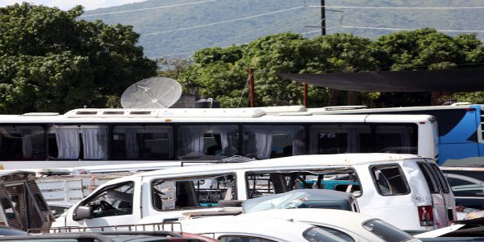 Uno de los autobuses donde viajaban los normalistas de Ayotzinapa. (Foto: Proceso)