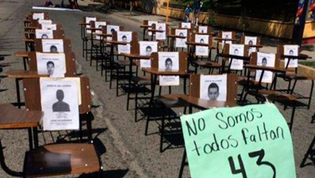 Uruguayos marchan por 43 normalistas mexicanos desaparecidos. (Fuente: www.carasycaretas.com.uy)