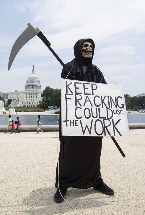 Un manifestante disfrazado de muerte protesta contra el fracking por parte de la terminal de gas natural Cove Point LNG, frente al Capitolio en Washington, Estados Unidos. 13-07-2014