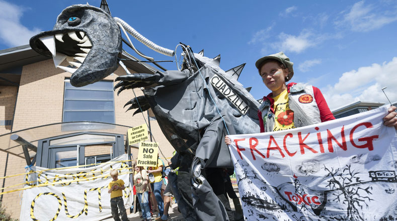 En Reino Unido protestaron contra esta técnica portando carteles informativos y un "cuadzila", en Blackpool. 18-08-2014