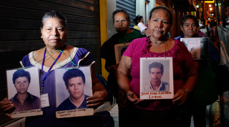 Madres hondureñas muestran a la prensa los retratos de sus hijos desaparecidos que viajaron ilegalmente hacia Estados Unidos, en Tegucigalpa (Honduras). (Fuente: EFE)