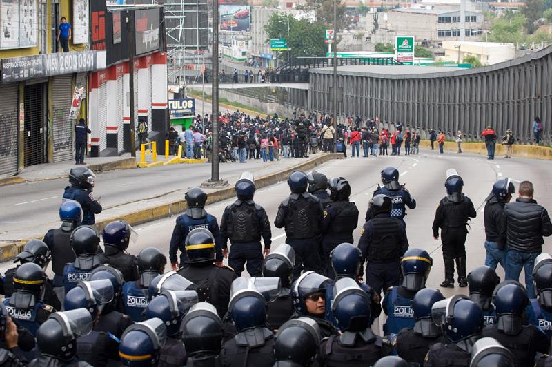 Protesta por Ayotzinapa choca con policías frente al Aeropuerto de Ciudad de México