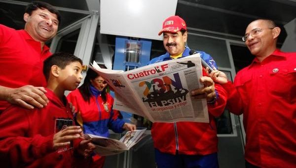 Maduro presenta el periódico del PSUV que sale a las calles este domingo 23 de noviembre. (Foto: @NicolasMaduro)
