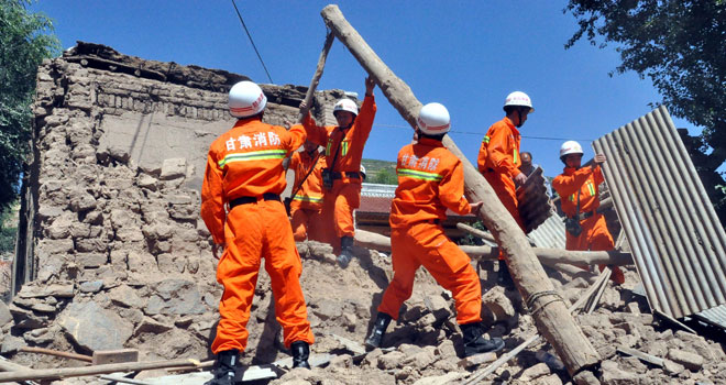 Equipos de rescate levantan escombros tras un terremoto ocurrido en China. (Foto: AP)