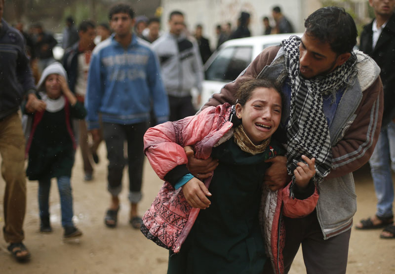 La hija de Fadel Halawa, víctima de un ataque israelí, llora en su funeral. (Foto: Reuters)