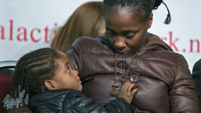 La madre de la hija de dos años y la menor asistieron al acto donde se reclamó justicia por el asesinato. (Foto:AP)